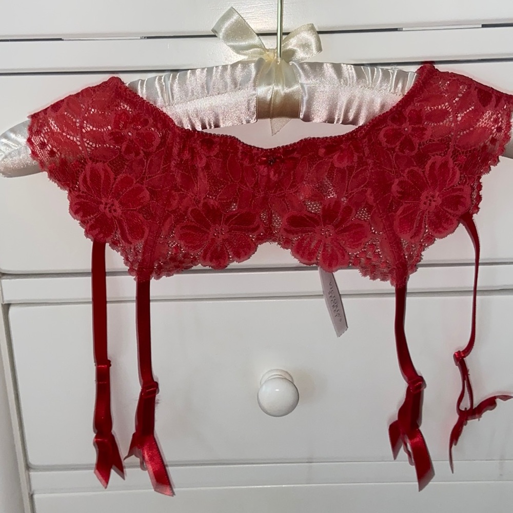 Victoria’s Secret Vintage Desire Stretch Lace Garter - Never Worn w/tag/Sz S/Red